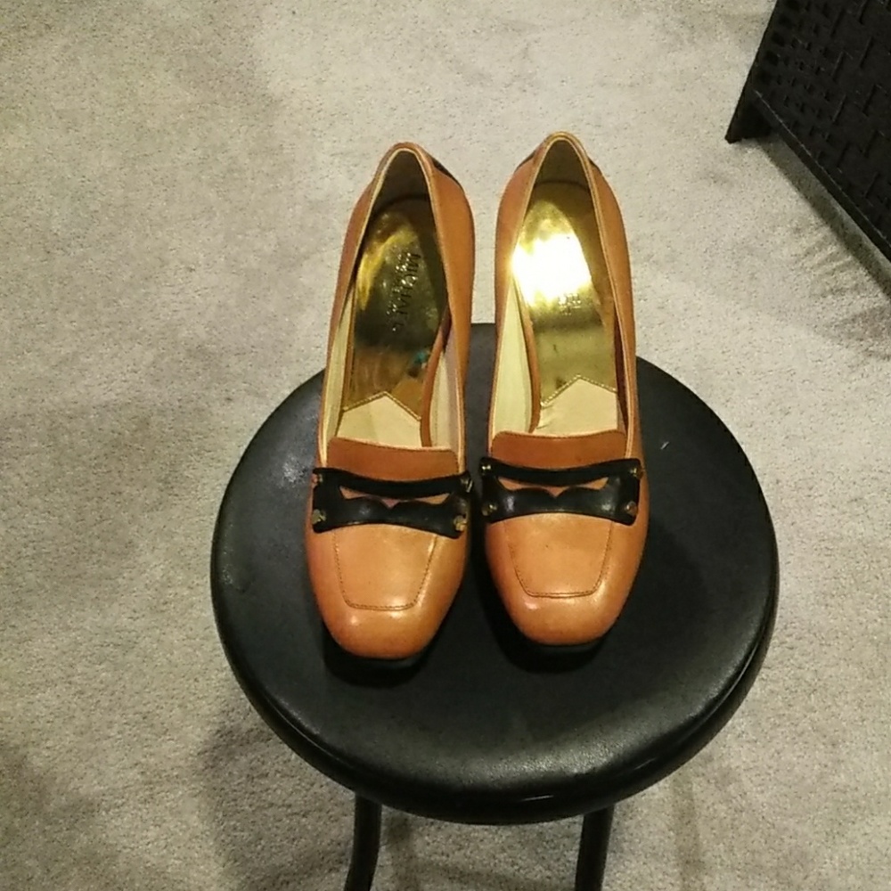 Michael Michael Kors 2 toned pumps.